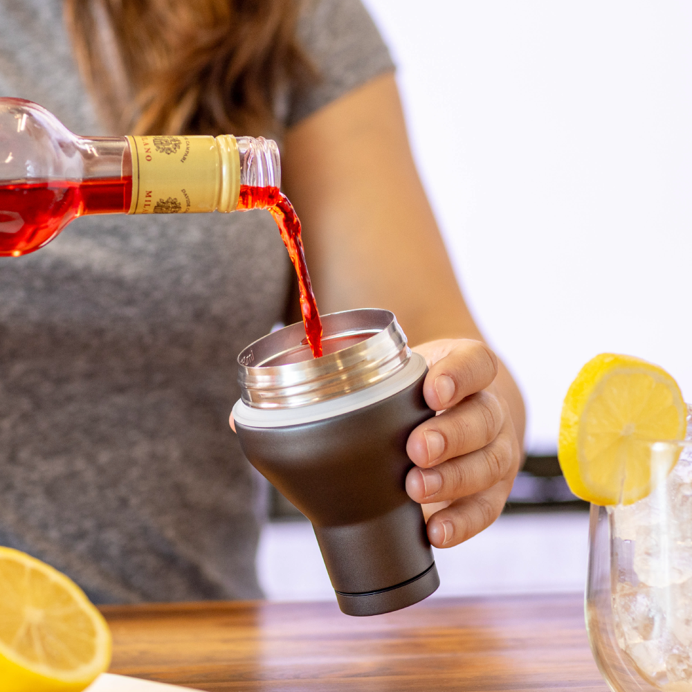 Cocktail_Shaker_lifestyle_2_b714e13d-dd84-4844-956f-11cddc294041